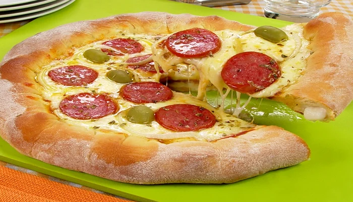 pizza de calabresa caseira