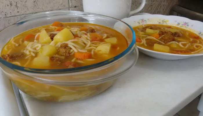 sopa de macarrão com batata e cenoura