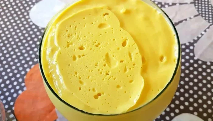 mousse de manga cremoso feito com a própria fruta