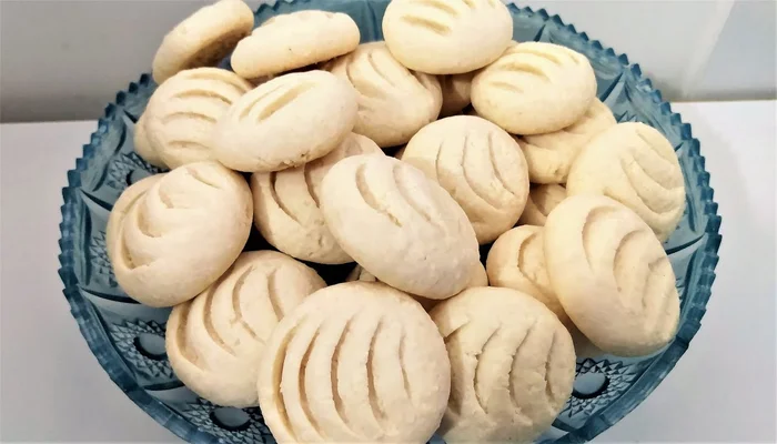 biscoitinho de polvilho doce sequinho por fora e que derrete na boca