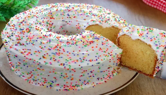 bolo de festa simples muito fofinho e molhadinho