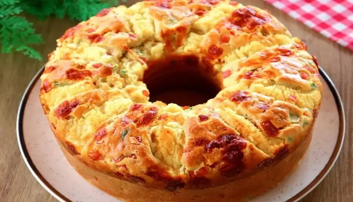bolo salgado com um recheio completo e massa de liquidificador