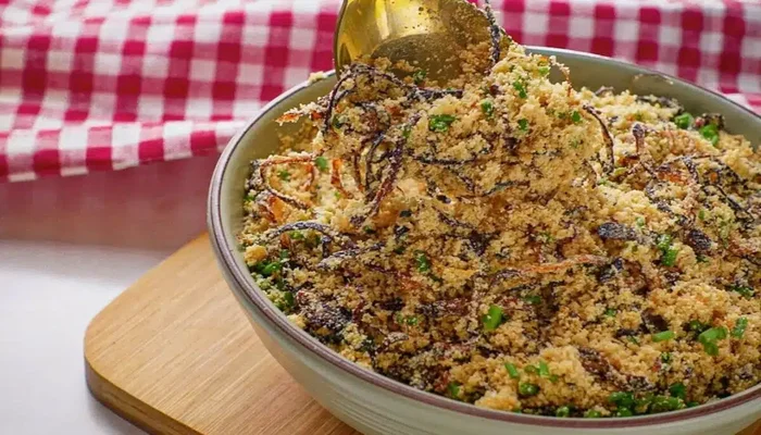 farofa de cebola crocante feita com ingredientes simples